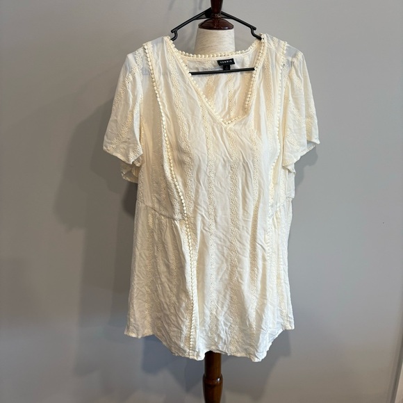 Torrid Cream Blouse with‎ Flutter Sleeves and Relaxed Style Size 2x - Picture 1 of 3